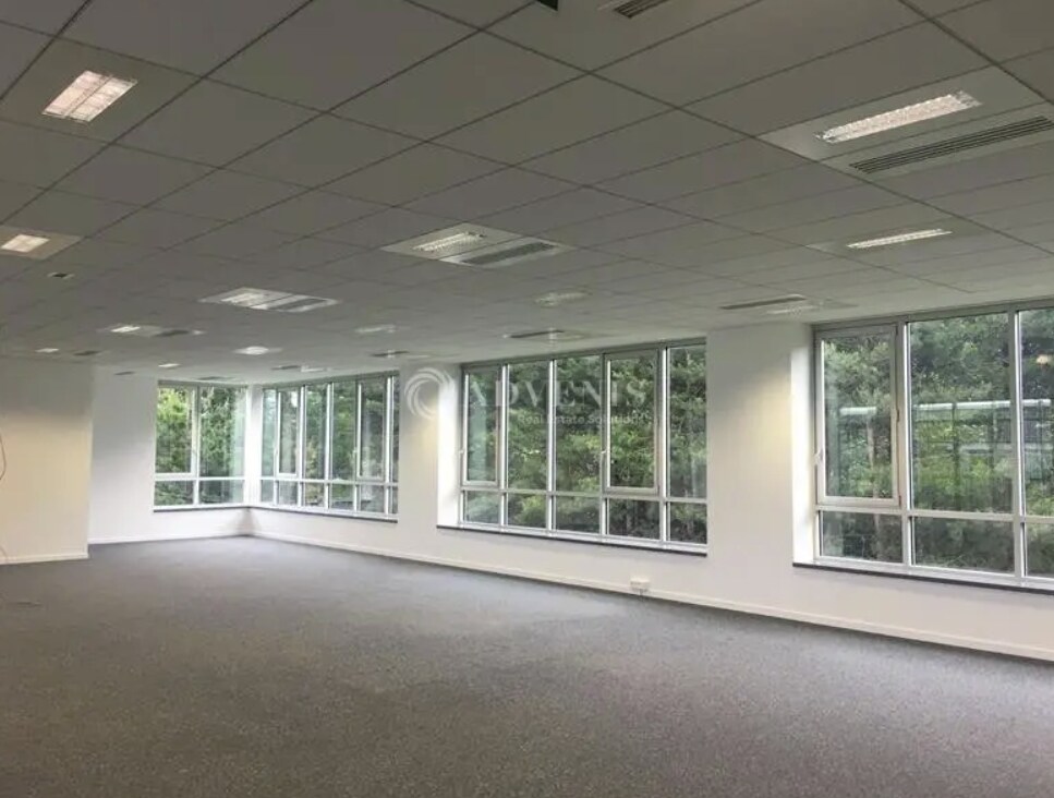 Office in Voisins-le-Bretonneux for lease Interior Photo- Image 1 of 1