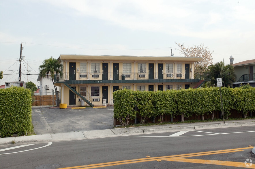 131 W 5th St, Hialeah, FL à vendre - Photo du bâtiment - Image 2 de 2