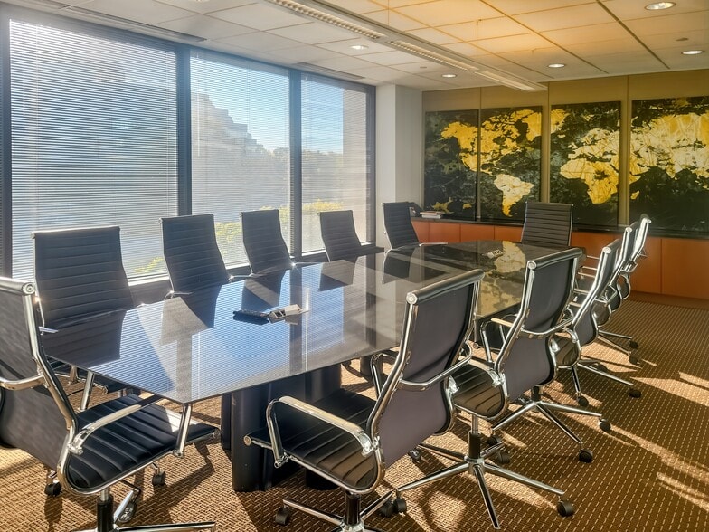 4200 Commerce Ct, Lisle, IL for lease - Interior Photo - Image 3 of 8