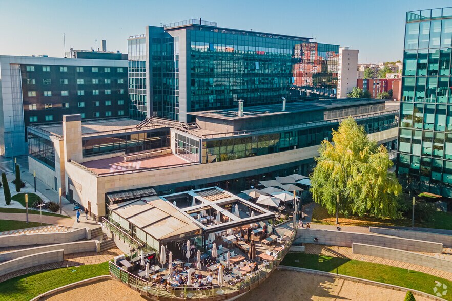 Calle Vía de los Poblados, 3, Madrid, Madrid à louer - Photo du bâtiment - Image 2 de 4