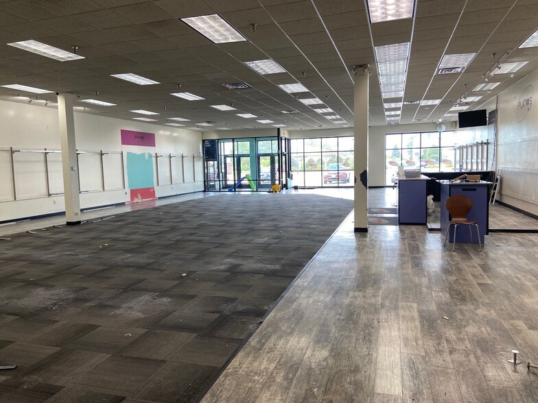 311 N Mall Dr, Appleton, WI à louer - Photo du bâtiment - Image 2 de 7