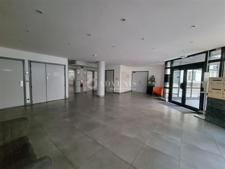 92 Rue Edouard Vaillant, Levallois-Perret for lease - Lobby - Image 2 of 11