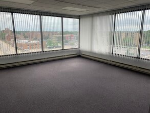 701 Lee St, Des Plaines, IL à louer Photo intérieure- Image 2 de 10