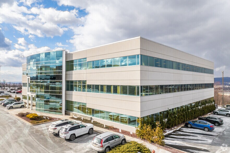 54 Glenmaura National Blvd, Moosic, PA à louer - Photo du bâtiment - Image 1 de 5