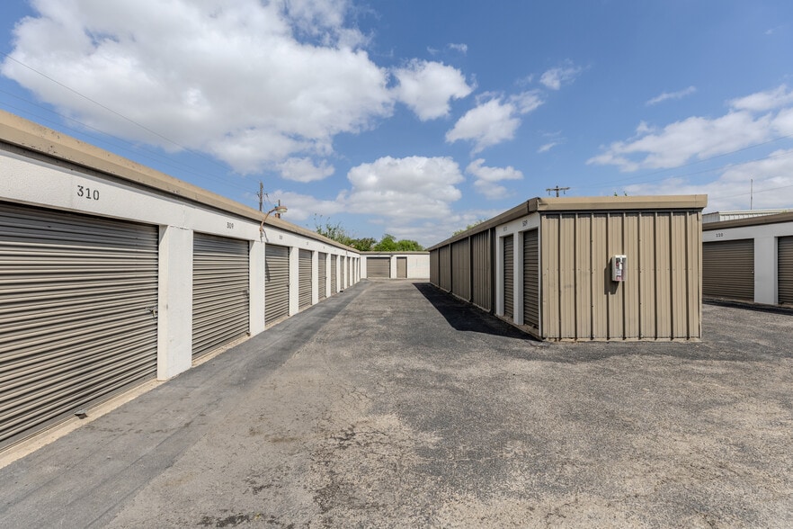 209 Commercial Dr, Taylor, TX for sale - Building Photo - Image 3 of 9