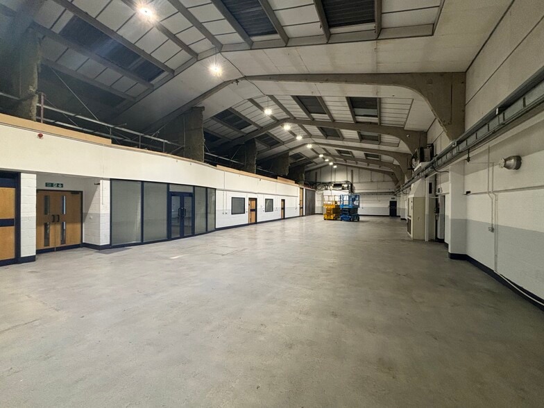 110 Morden Rd, Mitcham à louer - Photo du bâtiment - Image 2 de 5