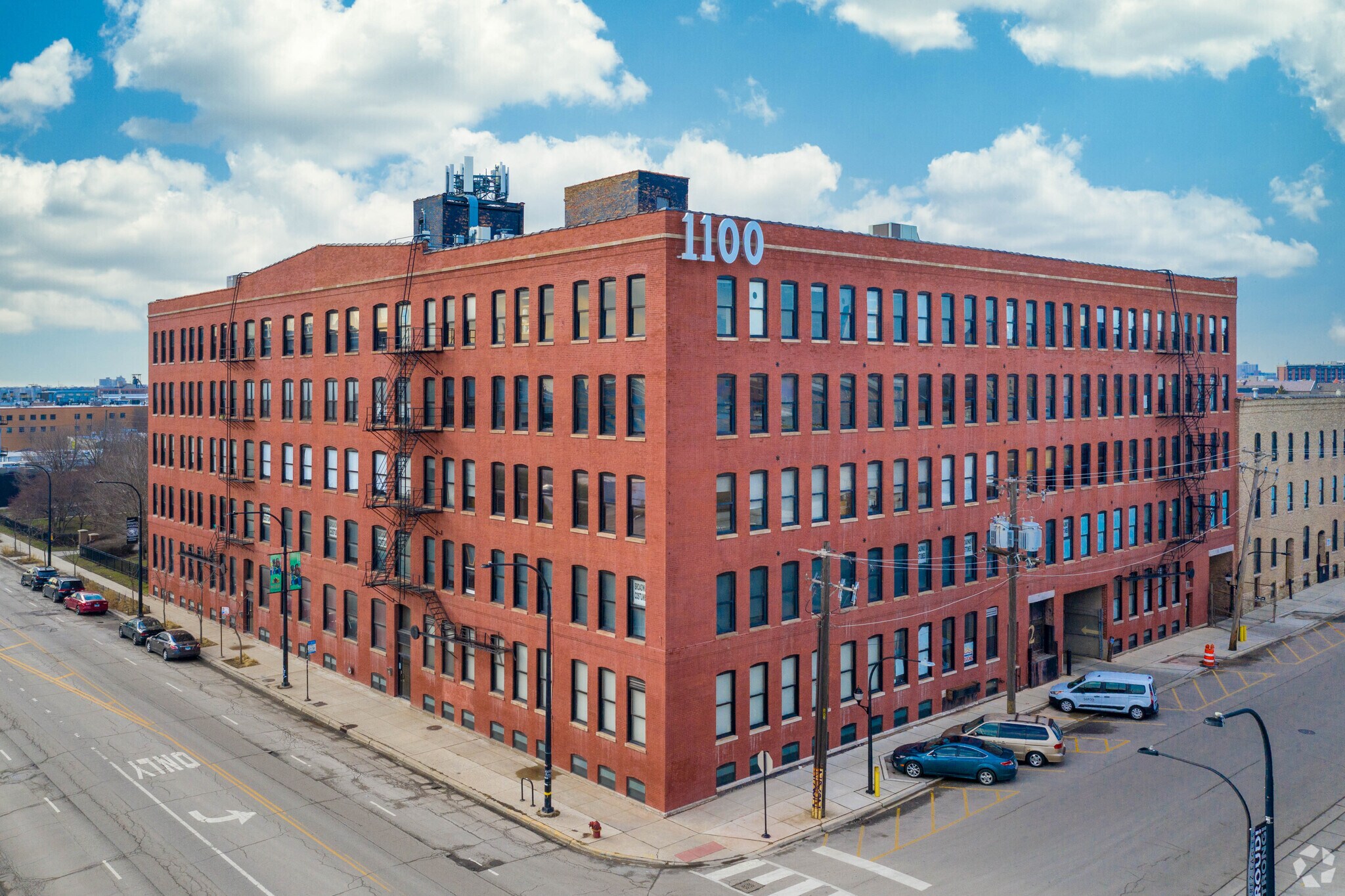 1100 W Cermak Rd, Chicago, IL à louer Photo du bâtiment- Image 1 de 30