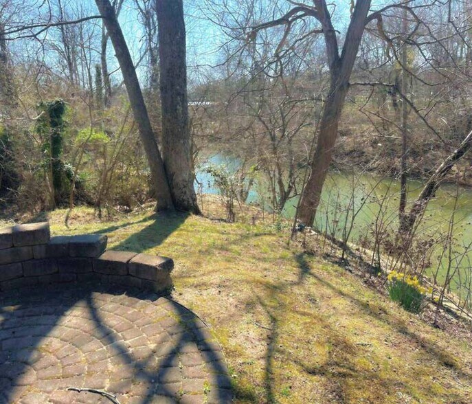 347 W Kings Hwy, Eden, NC à vendre - Photo du bâtiment - Image 1 de 8