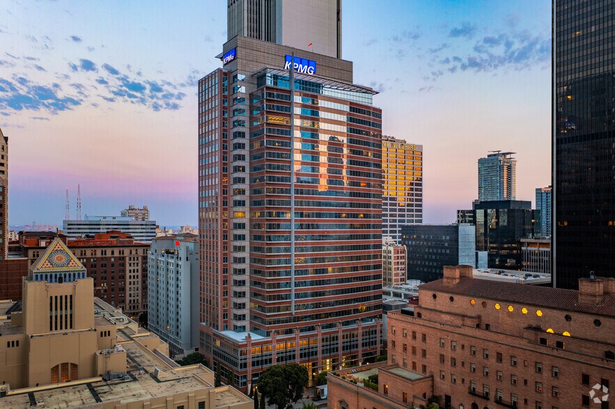 550 S Hope St, Los Angeles, CA à louer - Photo du bâtiment - Image 2 de 10