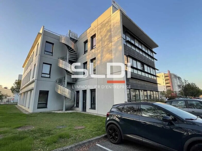 Bureau dans Saint-Priest à louer - Photo du bâtiment - Image 2 de 10