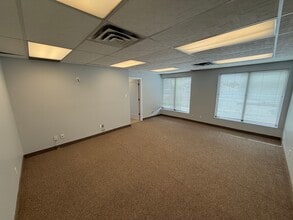 22 Jamie Ave, Nepean, ON for lease Interior Photo- Image 2 of 8