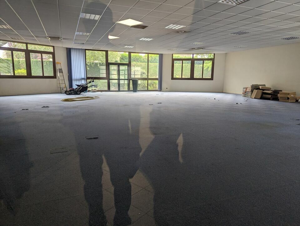 Office in Saint-Étienne-du-Rouvray for lease Interior Photo- Image 1 of 7
