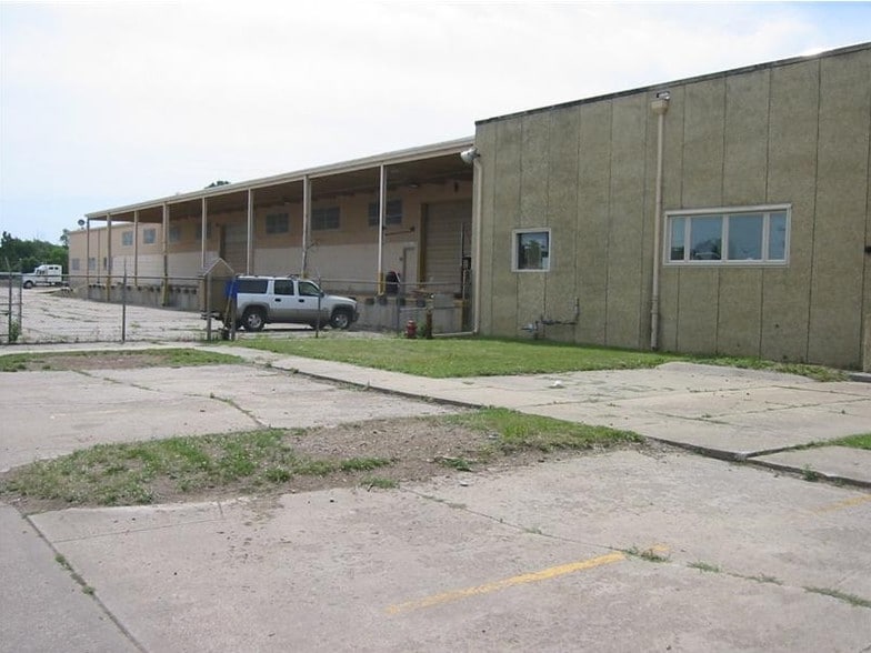 601 S Broadway, Salina, KS à louer - Photo du bâtiment - Image 2 de 4