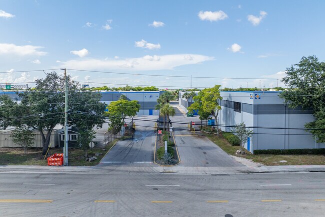 Plus de détails pour 1919 NW 19th St, Fort Lauderdale, FL - Industriel à louer