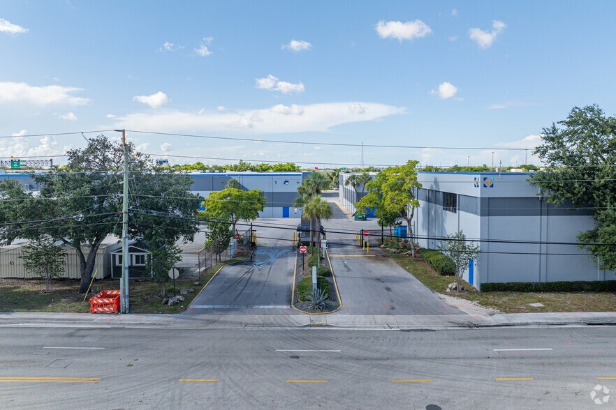 1919 NW 19th St, Fort Lauderdale, FL à louer - Photo du bâtiment - Image 1 de 13