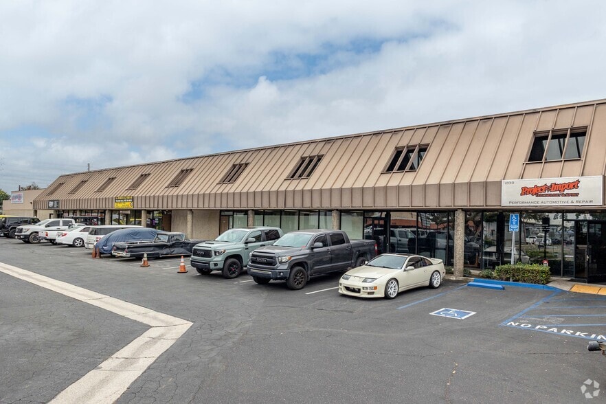 940-1120 W Collins Ave, Orange, CA for lease - Building Photo - Image 3 of 8
