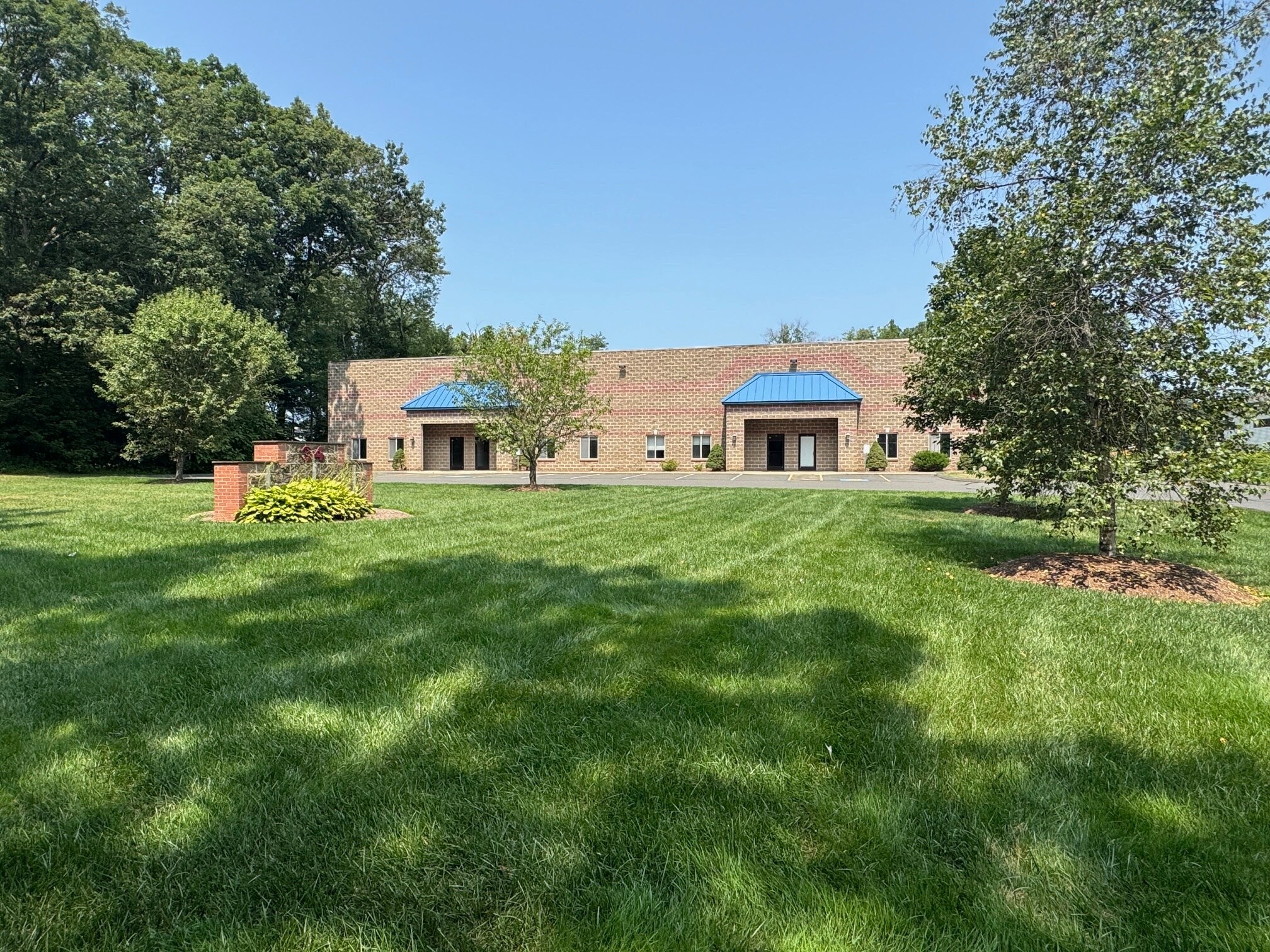 34 E Dudley Town Rd, Bloomfield, CT à vendre Photo du bâtiment- Image 1 de 1