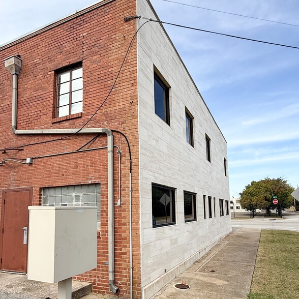 816-822 E 6th St, Tulsa, OK for lease - Building Photo - Image 3 of 19