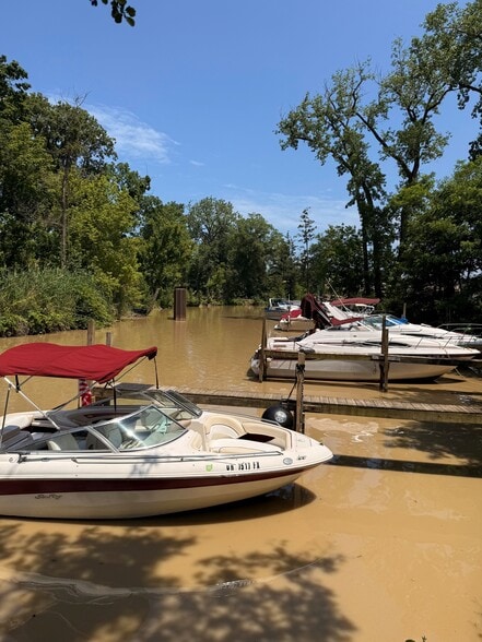 East Island Marina portfolio of 5 properties for sale on LoopNet.ca - Building Photo - Image 2 of 21