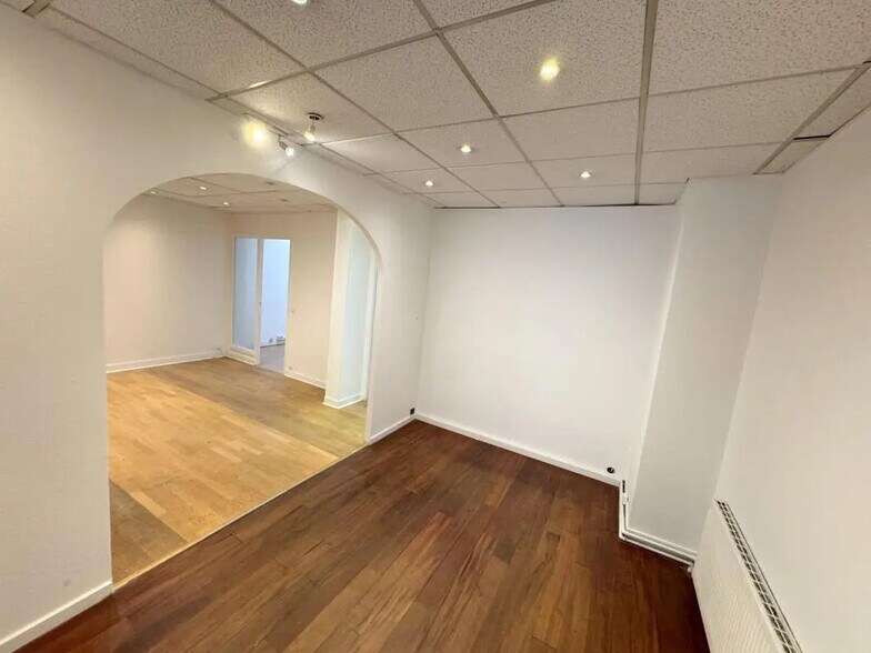 Office in Versailles for lease - Interior Photo - Image 3 of 10