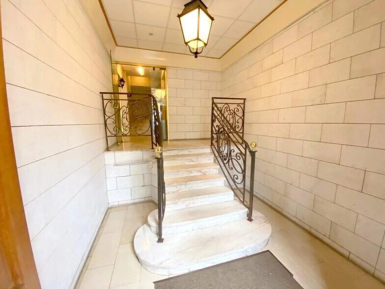 Office in Saint-Germain-en-Laye for lease - Lobby - Image 2 of 20