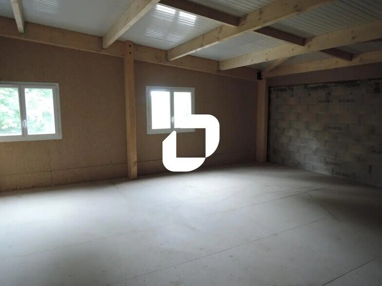 Flex in Croissy-Beaubourg for lease - Interior Photo - Image 3 of 3