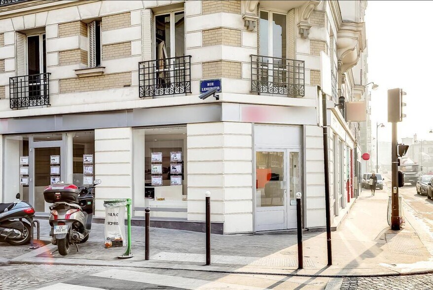Immeuble residentiel dans Paris à vendre - Photo du bâtiment - Image 2 de 8