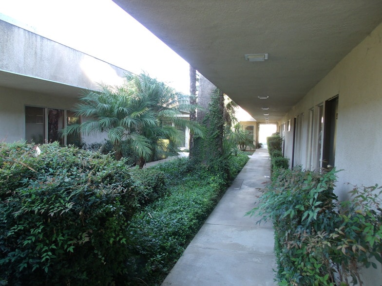 710 Brookside Ave, Redlands, CA for lease - Building Photo - Image 2 of 4