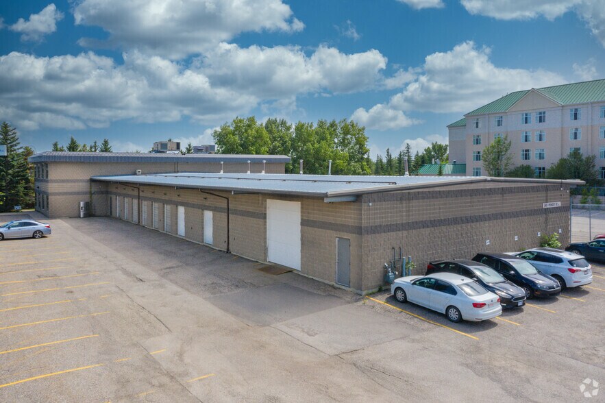 2415 Pegasus Rd NE, Calgary, AB à vendre - Photo principale - Image 1 de 1