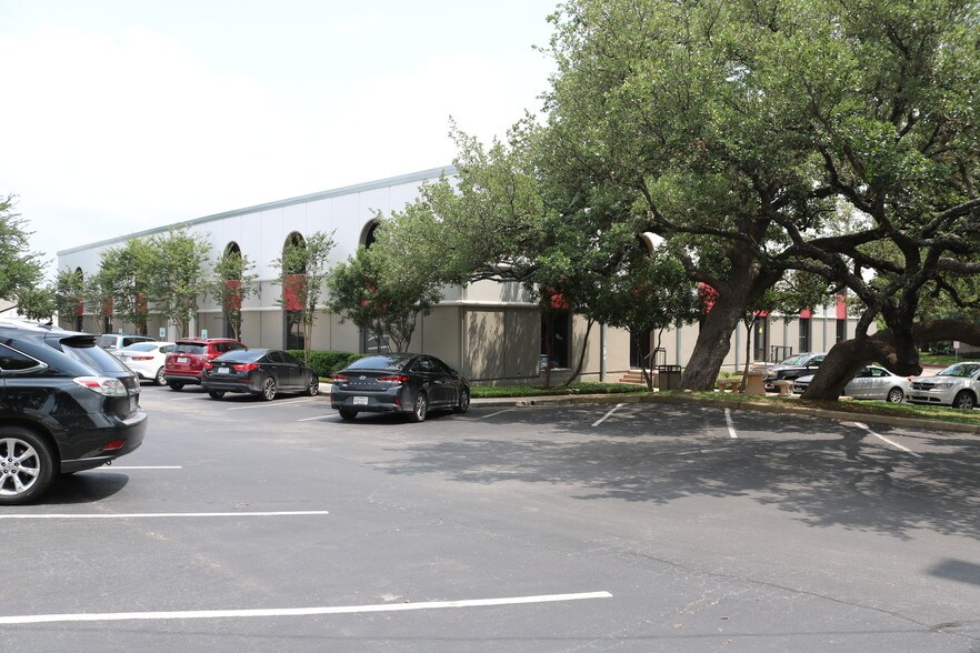 1600 NE Loop 410, San Antonio, TX à louer - Photo du bâtiment - Image 3 de 5