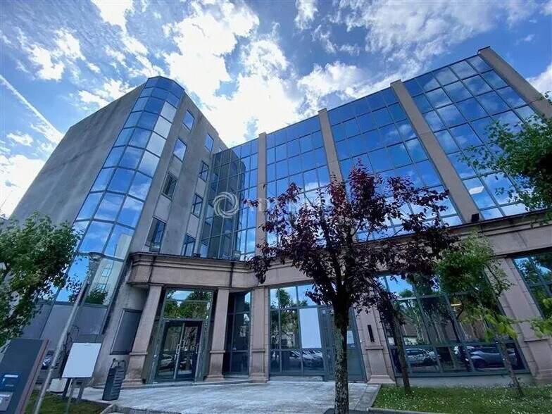 Bureau dans Neuilly-Plaisance à louer - Photo du bâtiment - Image 1 de 8