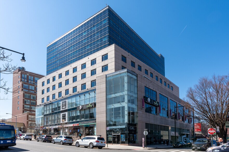 136-17 39th Ave, Flushing, NY à louer - Photo du bâtiment - Image 2 de 6