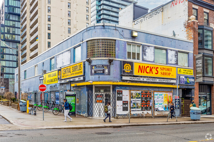 579 Yonge St, Toronto, ON for lease - Building Photo - Image 1 of 2