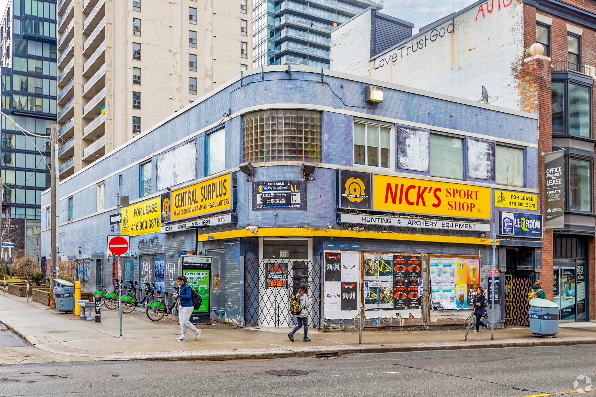 579 Yonge St, Toronto, ON for lease Building Photo- Image 1 of 3