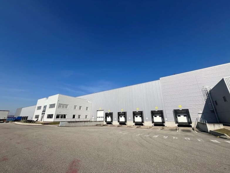 Industrial in Dagneux for lease - Building Photo - Image 1 of 13