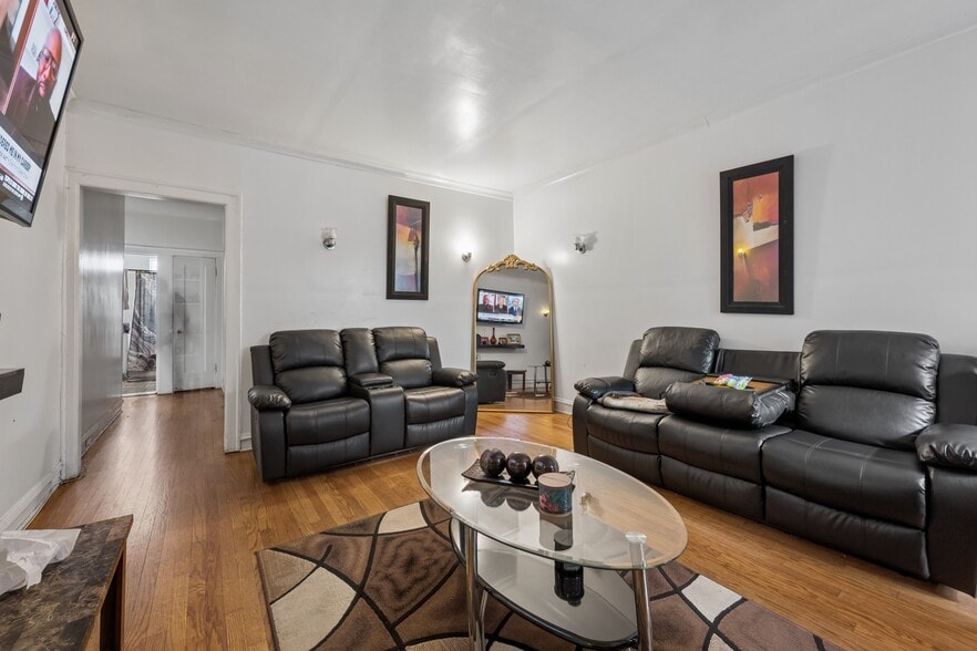 8018-8020 S Eberhart Ave, Chicago, IL for sale - Interior Photo - Image 2 of 5