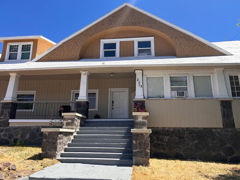 213 Cedar St, Klamath Falls, OR à vendre - Photo principale - Image 1 de 25