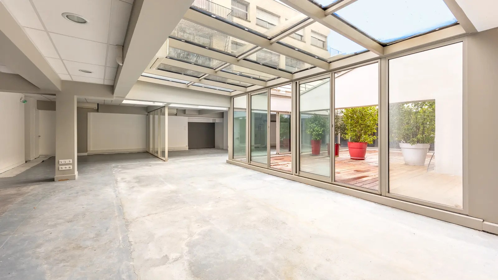 Office in Paris for sale Building Photo- Image 1 of 14