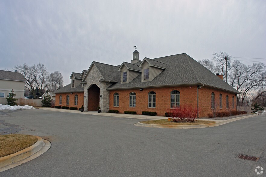 100 N Williams Lake Rd, Waterford, MI à louer - Photo principale - Image 1 de 25