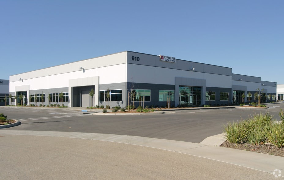 910 Riverside Pky, West Sacramento, CA for lease - Building Photo - Image 2 of 4