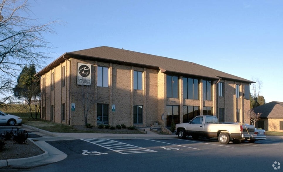 10688 Crestwood Dr, Manassas, VA for lease - Building Photo - Image 3 of 9
