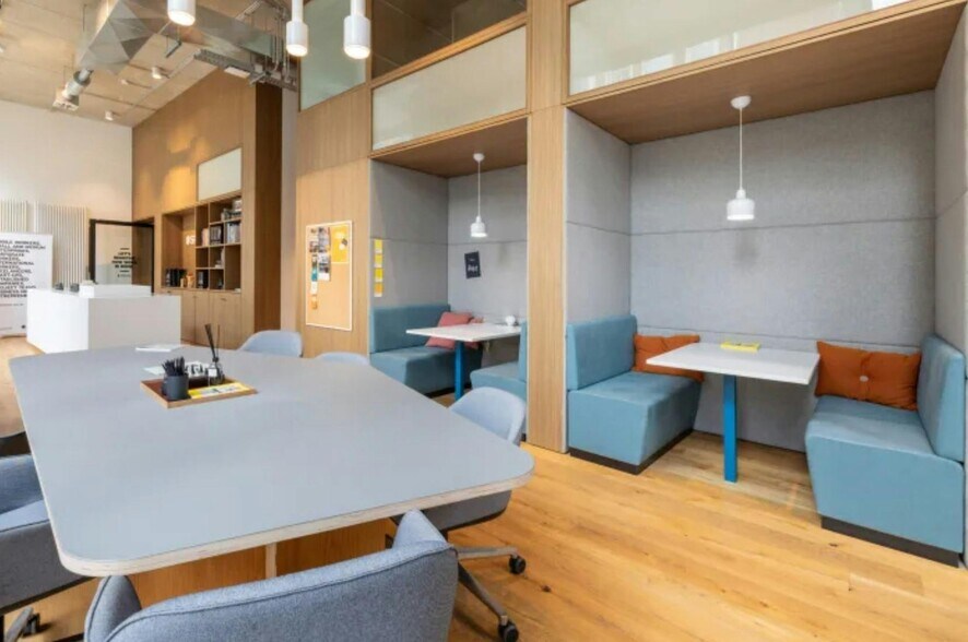 360 Edge Ln, Liverpool à louer - Photo du bâtiment - Image 2 de 21