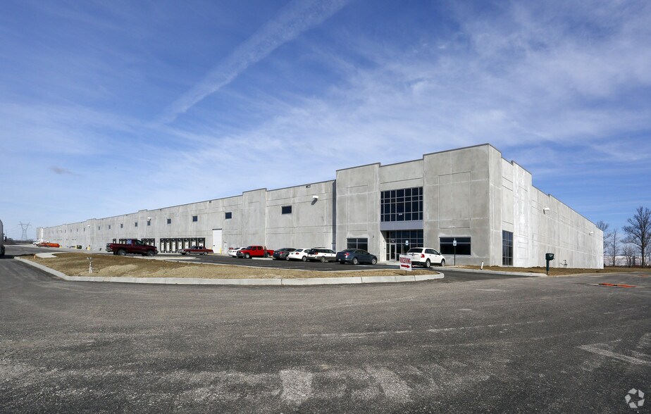 2370 E Perry Rd, Plainfield, IN à louer - Photo du bâtiment - Image 2 de 4