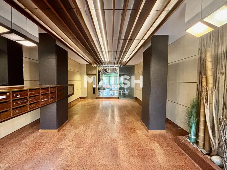 Office in Caluire-et-Cuire for sale - Lobby - Image 2 of 7