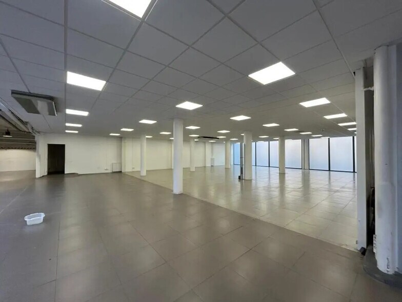 Retail in Paris for lease - Building Photo - Image 3 of 7