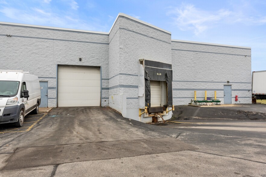 W223N609 Saratoga Dr, Waukesha, WI à vendre - Photo du bâtiment - Image 2 de 12