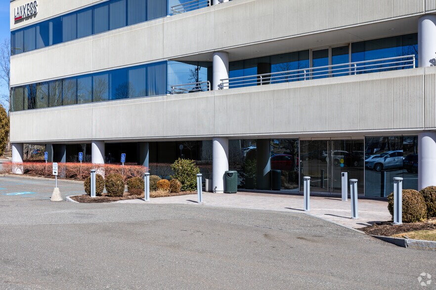 2 Armstrong Rd, Shelton, CT à louer - Photo du bâtiment - Image 2 de 3