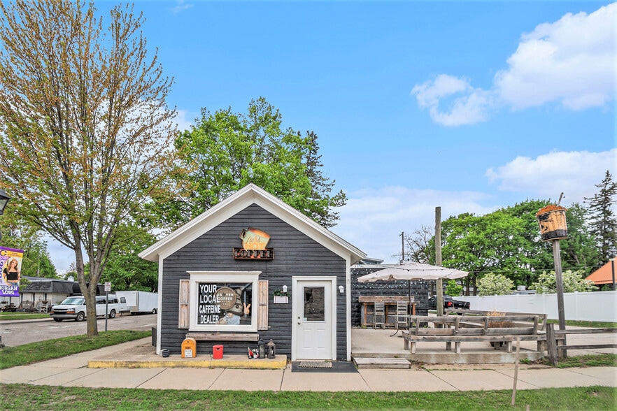 120 W Adams St, Caro, MI for sale - Primary Photo - Image 1 of 44