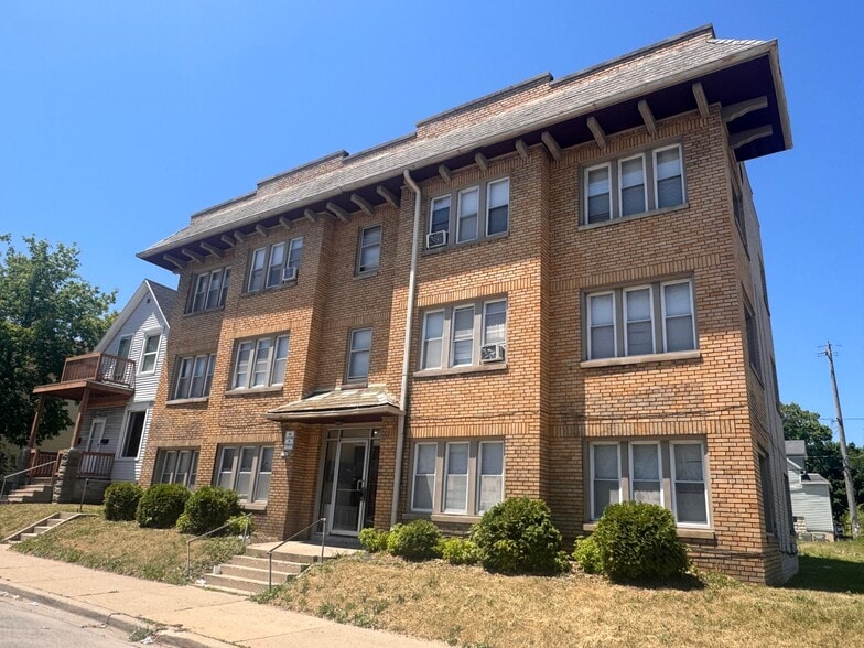 2767 N Holton St, Milwaukee, WI for sale - Building Photo - Image 3 of 31