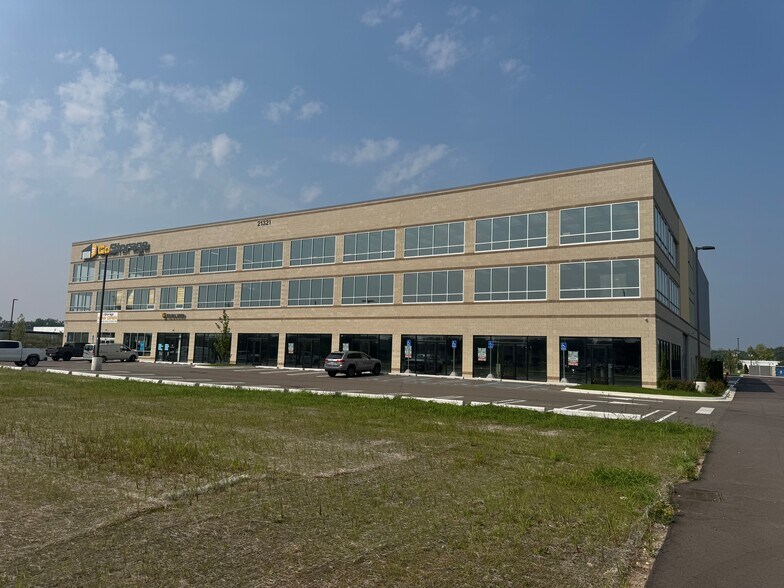 21321 Telegraph Rd, Southfield, MI à louer - Photo du bâtiment - Image 2 de 4